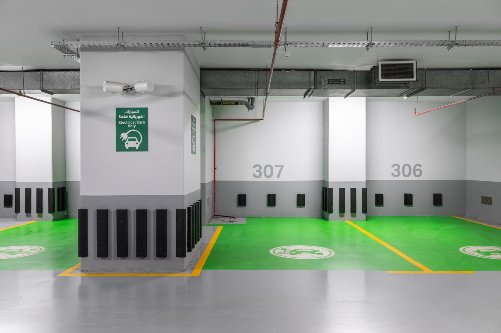 Hotel Dar Aleiman Al Haram Medina Exterior foto Electric vehicle parking at the airport