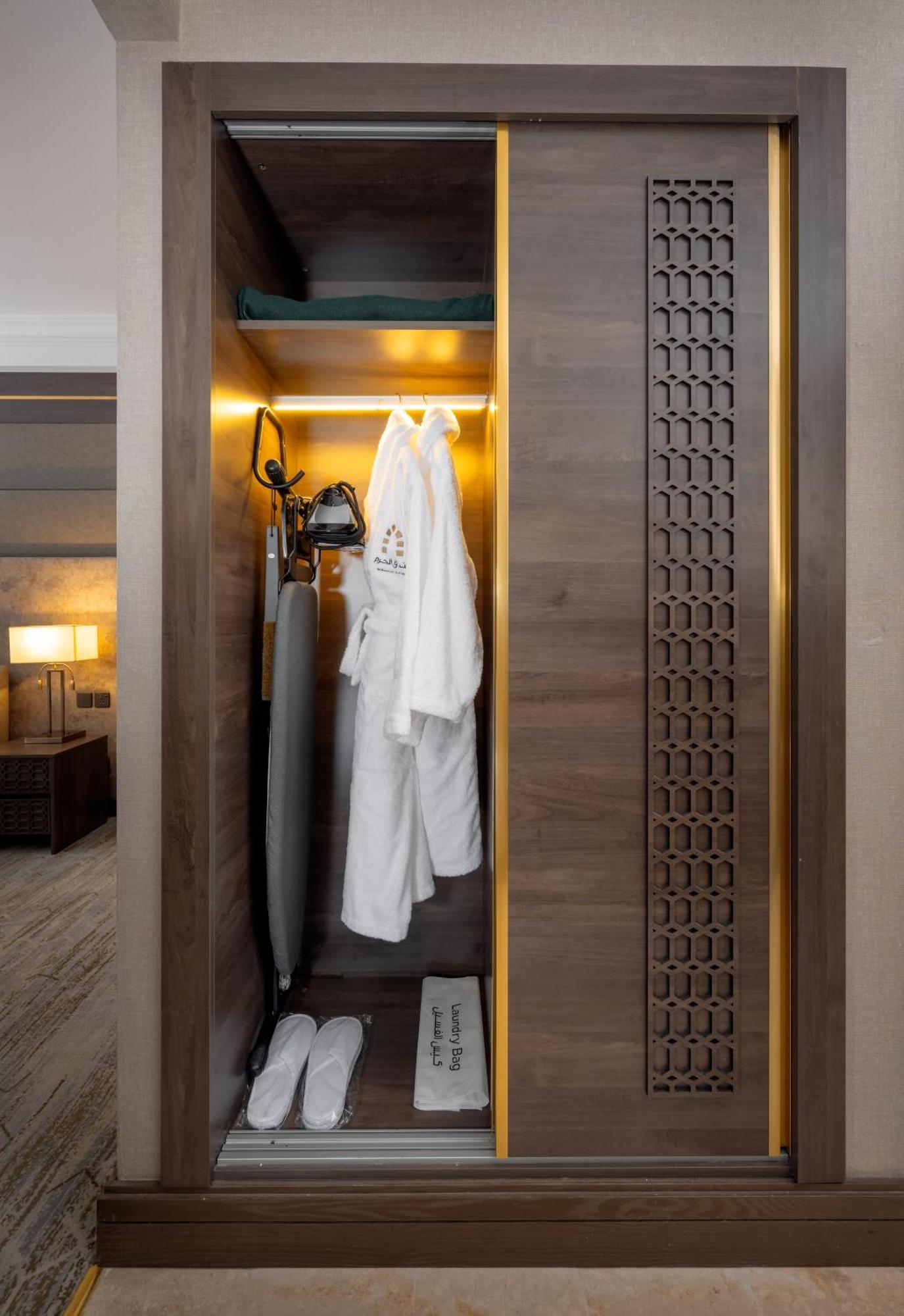 Hotel Dar Aleiman Al Haram Medina Exterior foto A bathrobe hanging on a door