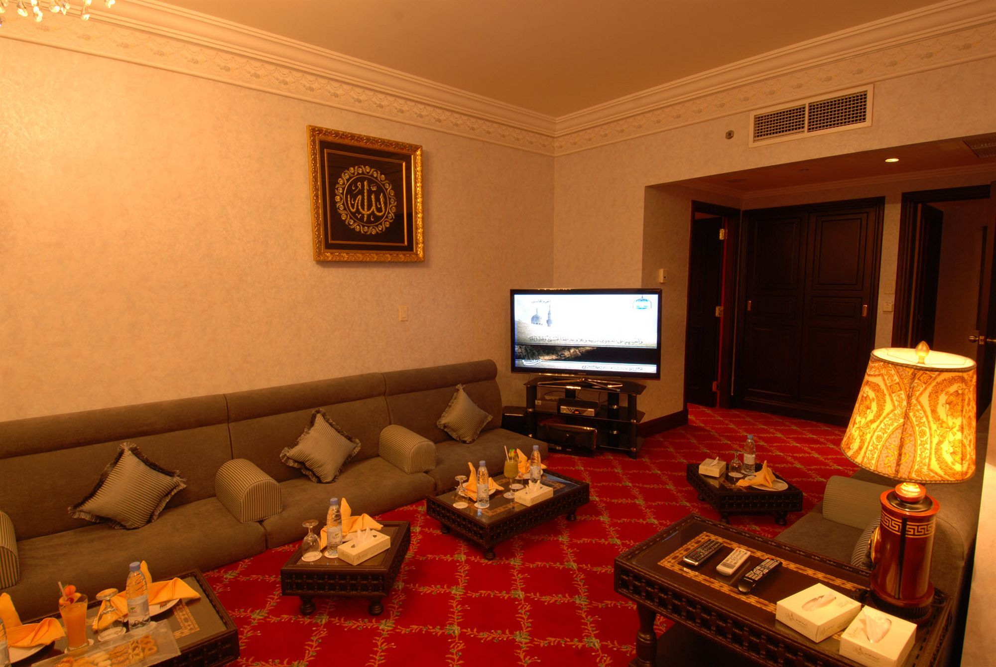 Hotel Dar Aleiman Al Haram Medina Exterior foto A suite at the Grand Hyatt Hotel, Amman, Jordan